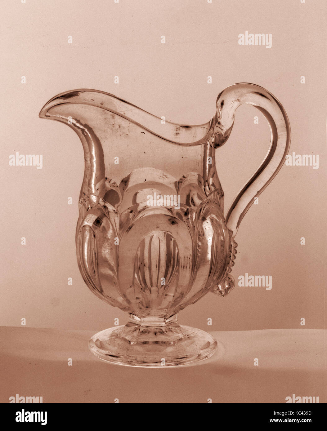 Creamer, 1860-80, il vetro pressato, H. 5 3/4 in. (14,6 cm), vetro Foto Stock