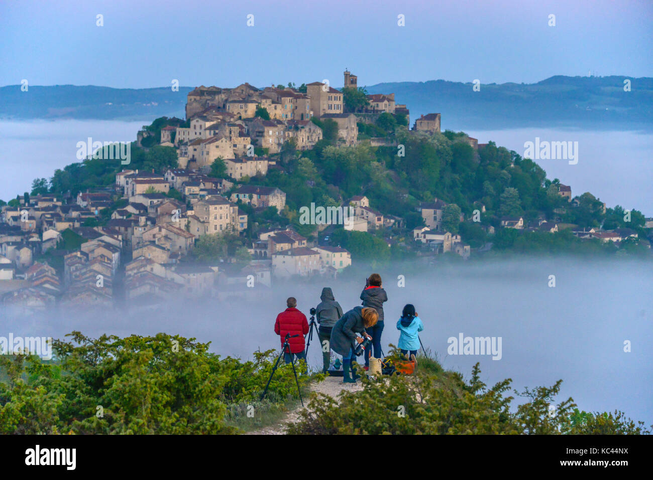 Tour fotografico gruppo all'alba, riprese il medieval hilltop village di Cordes-sur-Ciel, nella regione del tarn di occitanie, Francia. Foto Stock