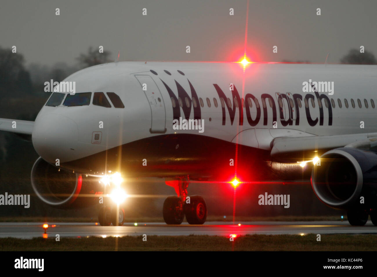 G-OZBZ Monarch Airlines Airbus A321-200 Monarch Airlines su aeromobile a decollo in cattive condizioni atmosferiche all'aeroporto di Luton Bedfordshire Foto Stock