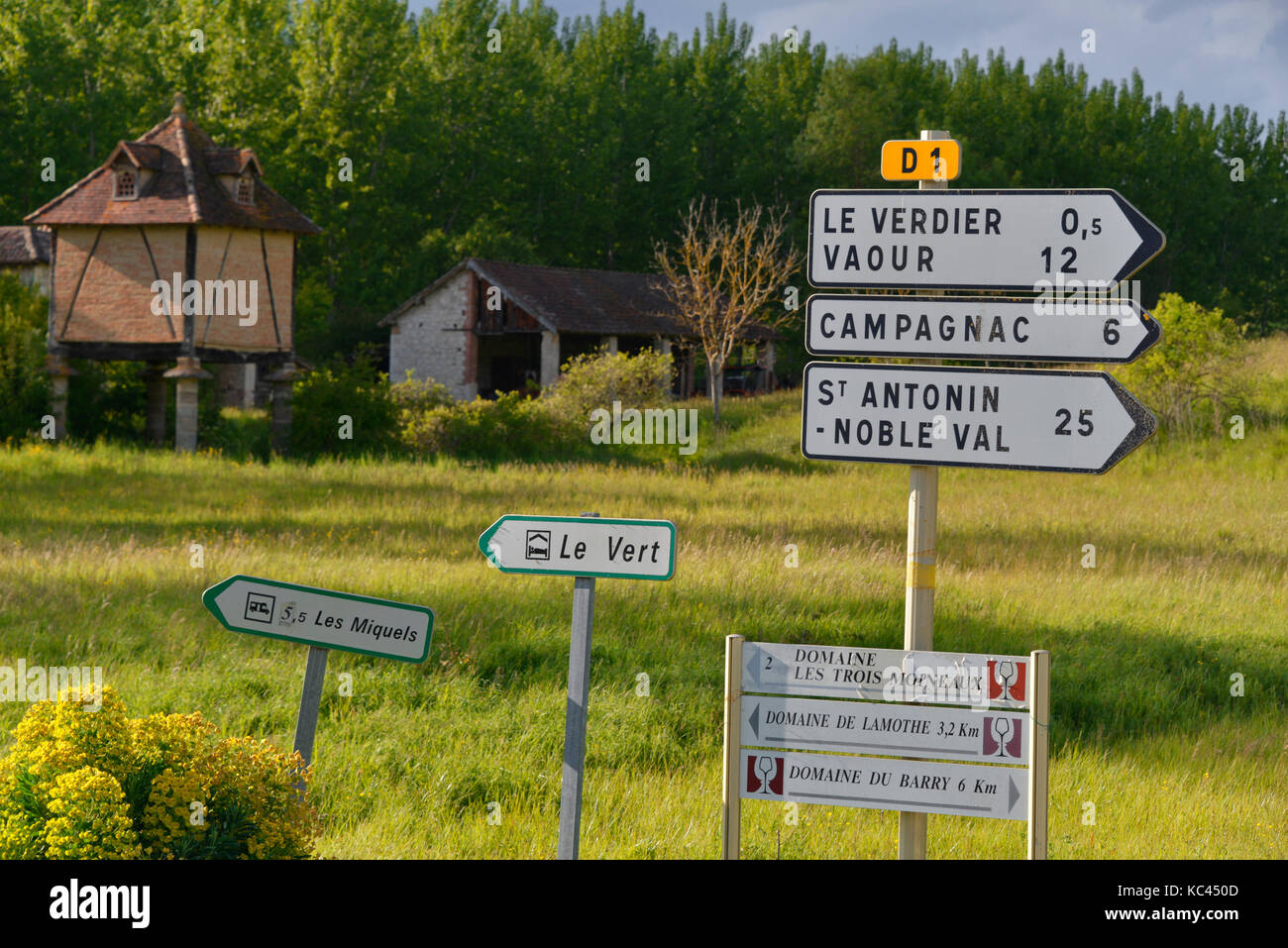 Il francese della segnaletica stradale nella parte anteriore del Le Verdier pigeonnier, Tarn, regione a sud della Francia. Il cuore del Paese Cataro. Foto Stock