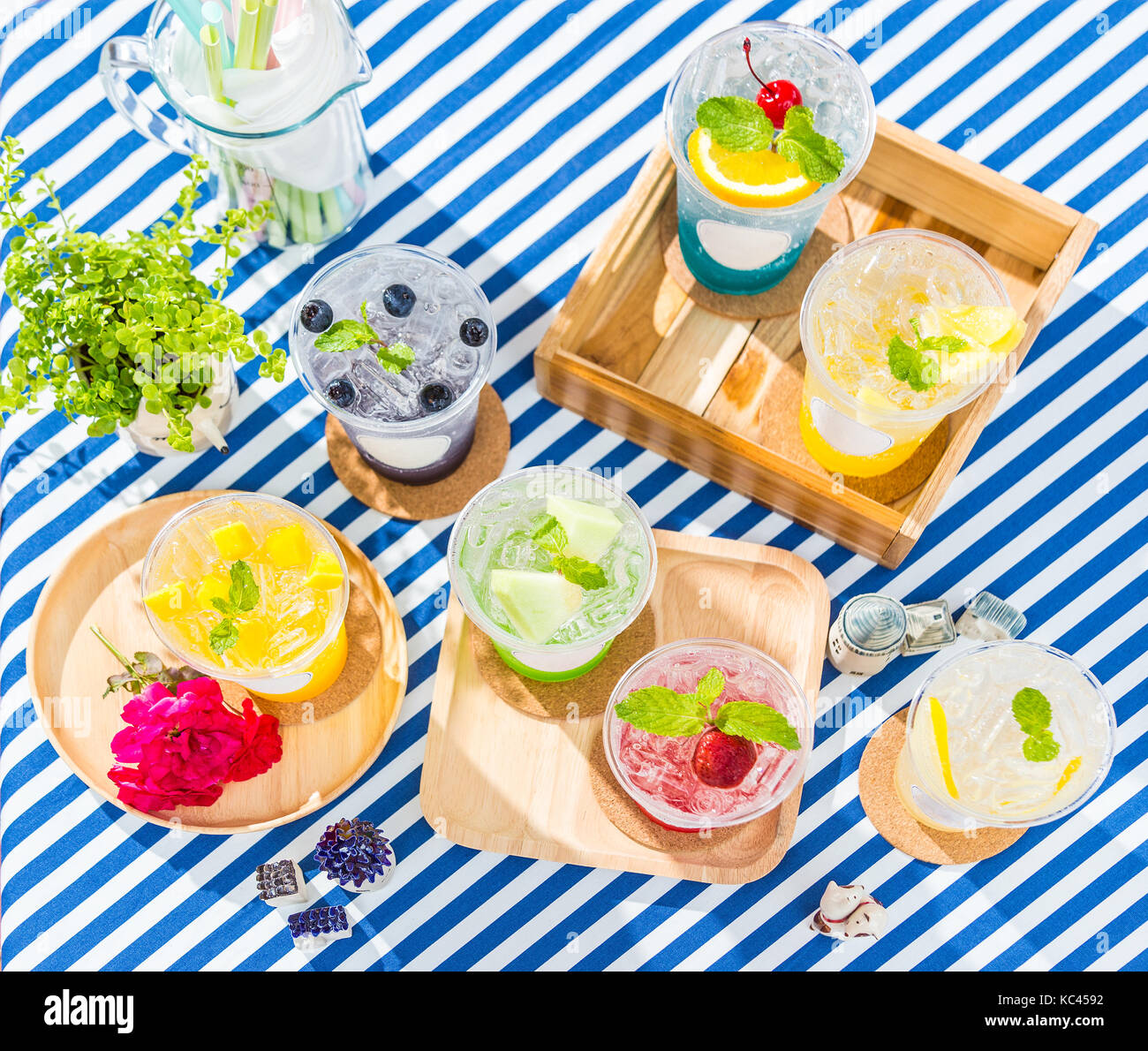 I vari sapori di iced di succo di frutta con soda, bevande ristoro per giorno caldo, buona per sentirsi bene tema concept Foto Stock