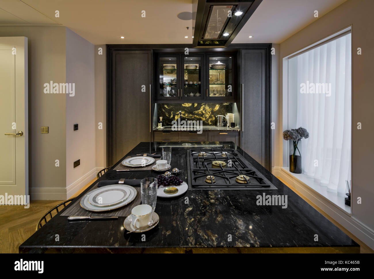 La cucina. Dieci Trinity Square - Le residenze, Londra, Regno Unito. Architetto: Aukett Swanke, 2017. Foto Stock