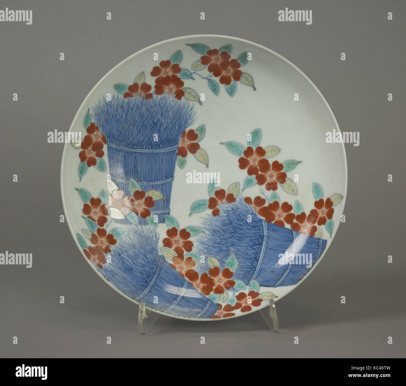 Piatto con fiori di ciliegio e fasci di sottobosco, 色絵桜垣根文皿, periodo Edo (1615-1868), ca. 1690-1720s, Giappone, porcellana con Foto Stock