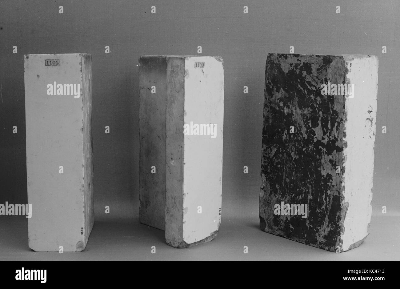 Mattone, dinastia Ming (1368-1644), periodo Yongle (1403-24), ca. 1412-30, Cina, porcellana con smalto bianco, H. 5 3/4 in. (14,6 cm Foto Stock