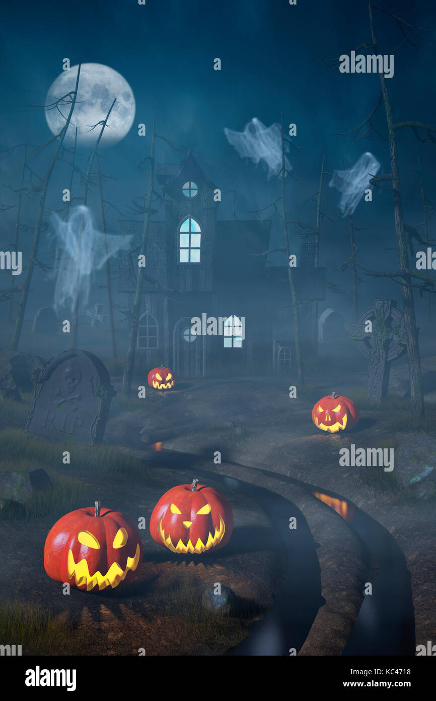 Una cabina in un losco e nebbiosa foresta di halloween di notte con Jack o'lanterne e fantasmi. Foto Stock