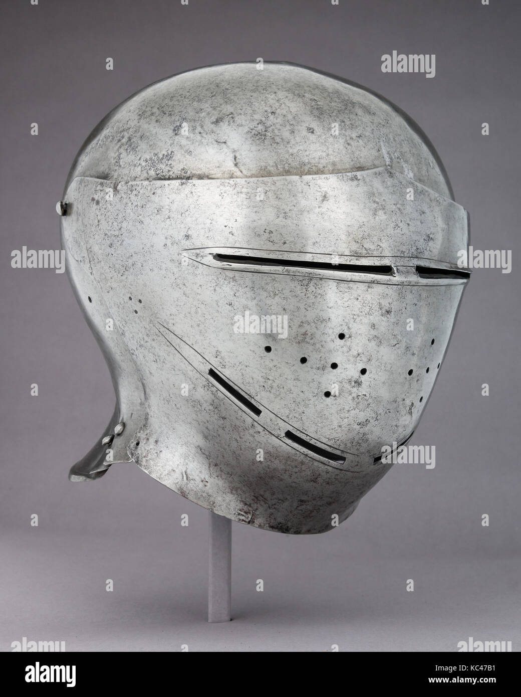 Sallet Visored, ca. 1500, tedesco, acciaio, H. 10 3/4 in. (27,3 cm); W. 9 1/2 in. (24,1 cm); D. 10 1/2 in. (26,7 cm); Wt. 4 lb. 5.9 Foto Stock