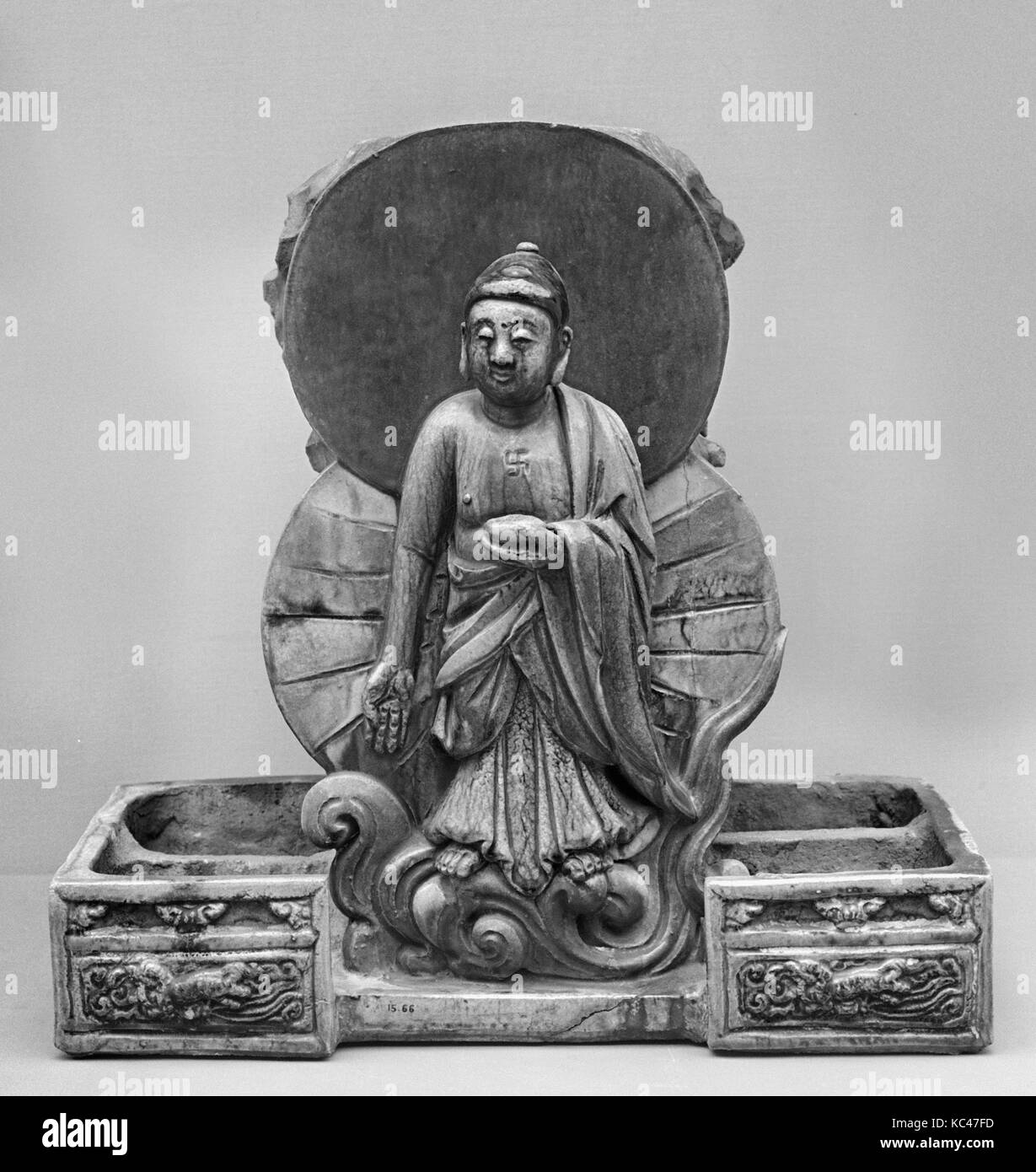 Tegola di Tetto, dinastia Ming (1368-1644), in Cina, ceramiche, H. 15 1/2 in. (39,4 cm); W. 15 1/2 in. (39,4 cm); D. 7 3/4 in. (19,7 cm Foto Stock