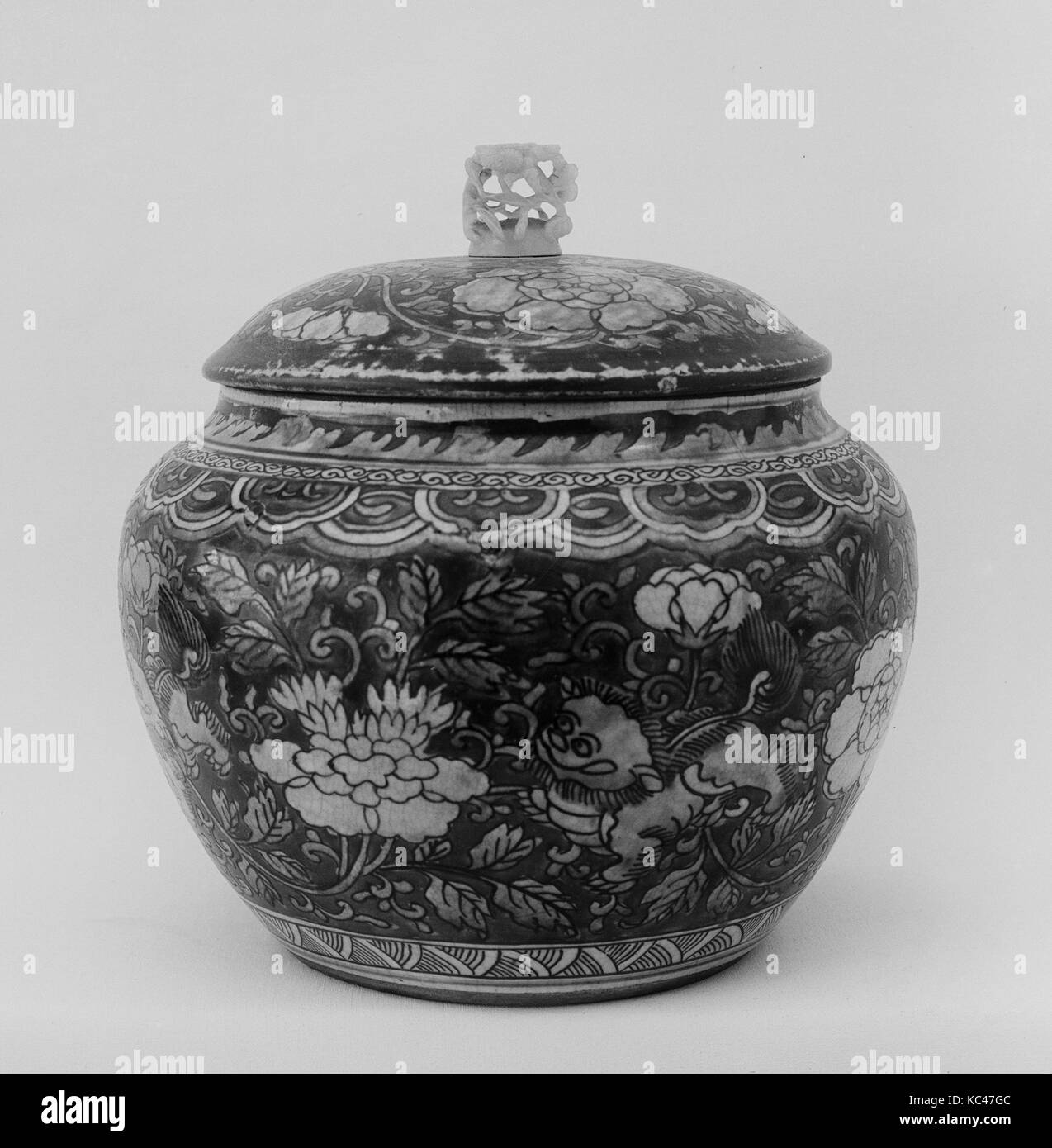 Oggetto Jar, periodo Edo (1615-1868), XVIII secolo, Giappone, argilla coperto con un velo di smalto crackled e decorate con policromia Foto Stock
