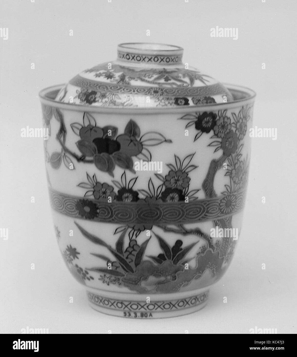 Coppa e coperchio, periodo Edo (1615-1868), 1780, Giappone, porcellana bianca con slittamento sollievo; decorata in blu sotto lo smalto Foto Stock