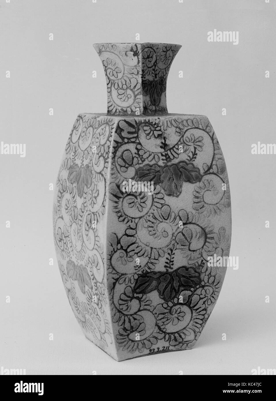 Vaso, periodo Edo (1615-1868), 1730, Giappone, argilla coperto con un trasparente crackled smalto decorato con smalti colorati Foto Stock