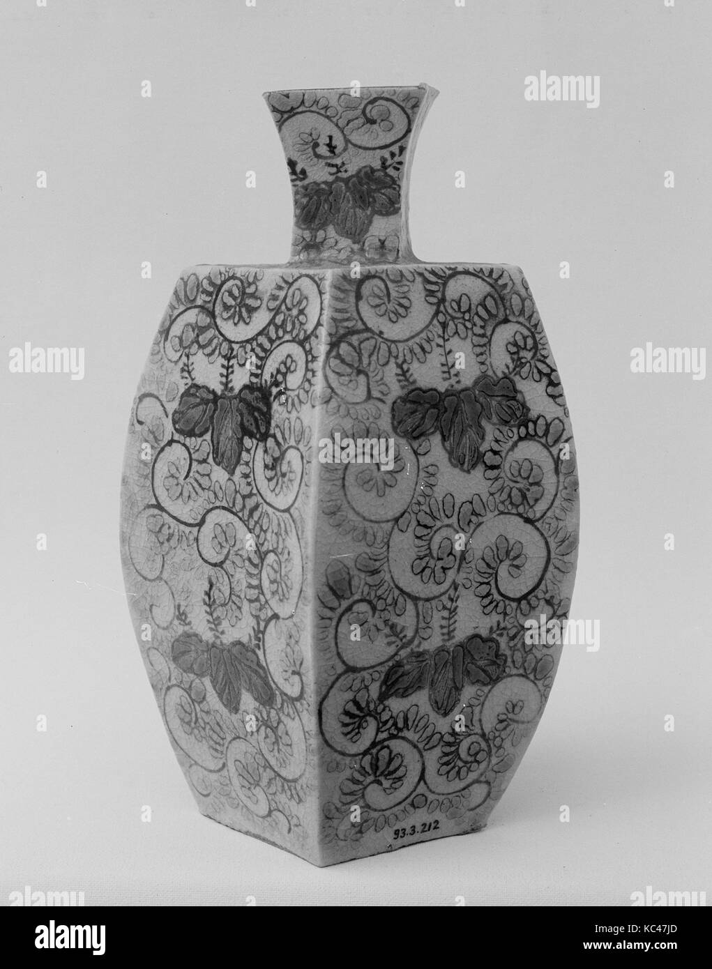 Vaso, periodo Edo (1615-1868), 1730, Giappone, argilla coperto con un trasparente crackled smalto decorato con smalti colorati Foto Stock