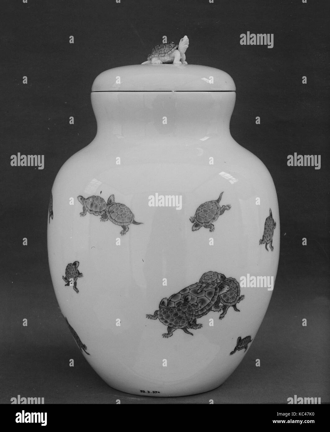 Vaso con coperchio, 1820, in Giappone, di colore bianco porcellana decorata in blu sotto lo smalto (Hirado ware), H. 10 a. (25,4 cm), Ceramica Foto Stock