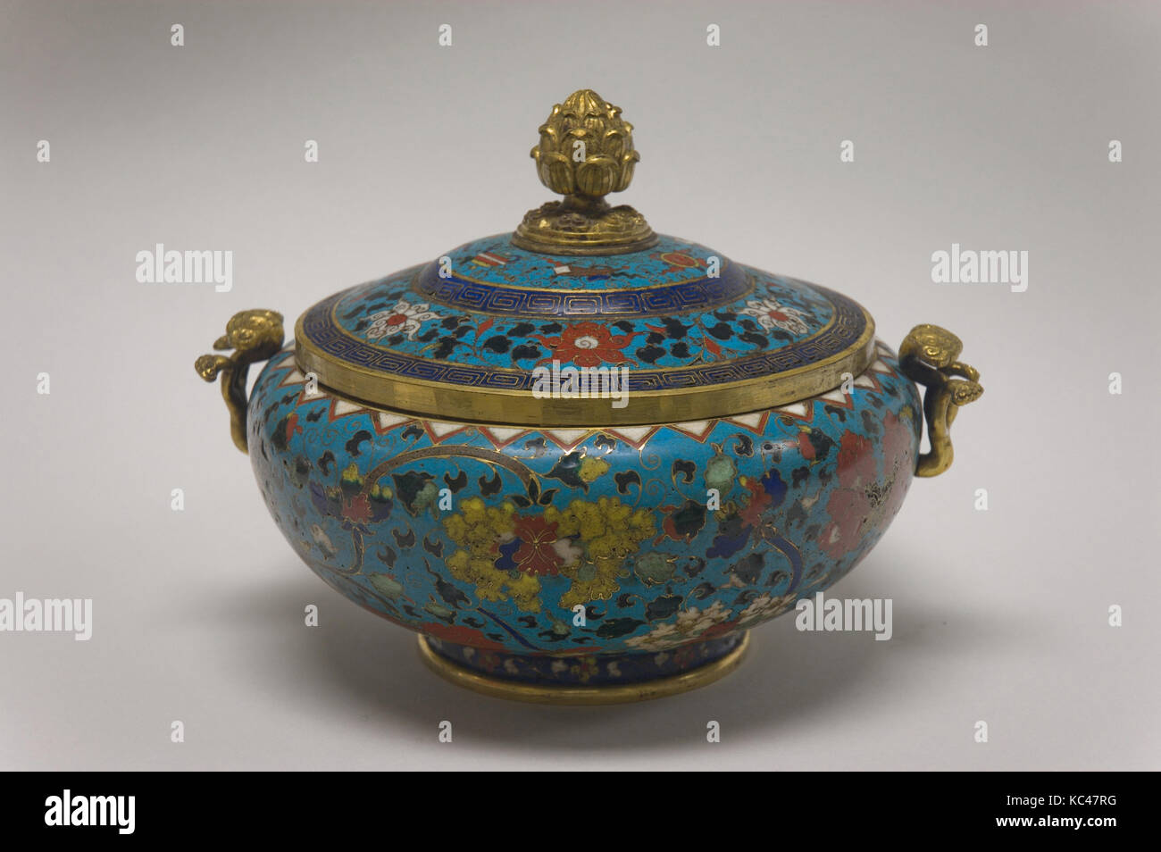 Ciotola coperta, dinastia Ming (1368-1644), periodo di Jiajing (1522-66), Cina, smalto cloisonné su rame dorato, H. 7 1/4 in. (18,4 cm Foto Stock