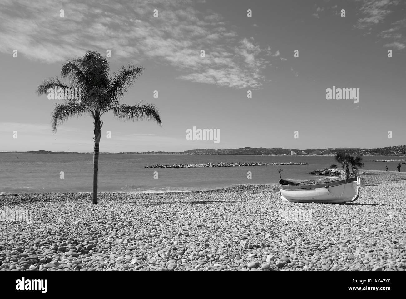 Black & whote vista della tradizionale barca da pesca (pointu) su una spiaggia di ciottoli in costa azzurra Foto Stock