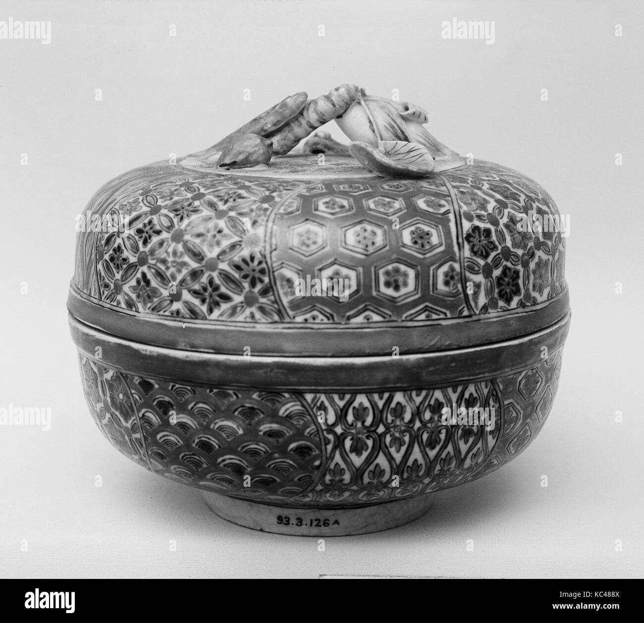 Scatola e coperchio, del xix secolo, Giappone, argilla coperto con crackled smalto e decorata all'interno e fuori con smalti policromi Foto Stock