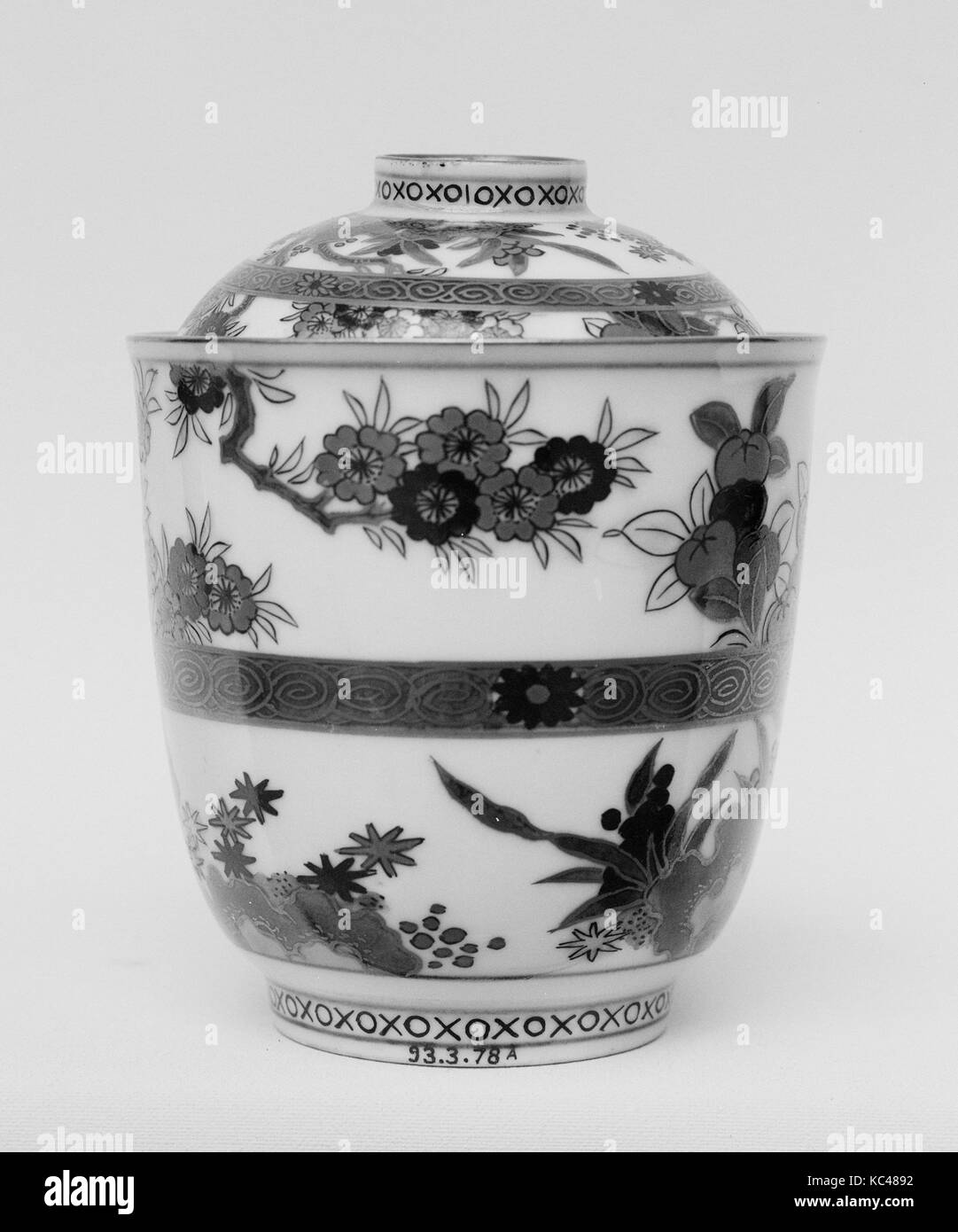 Coppa e coperchio, periodo Edo (1615-1868), 1780, in Giappone, di colore bianco porcellana decorata in blu sotto lo smalto, smalti policromi Foto Stock