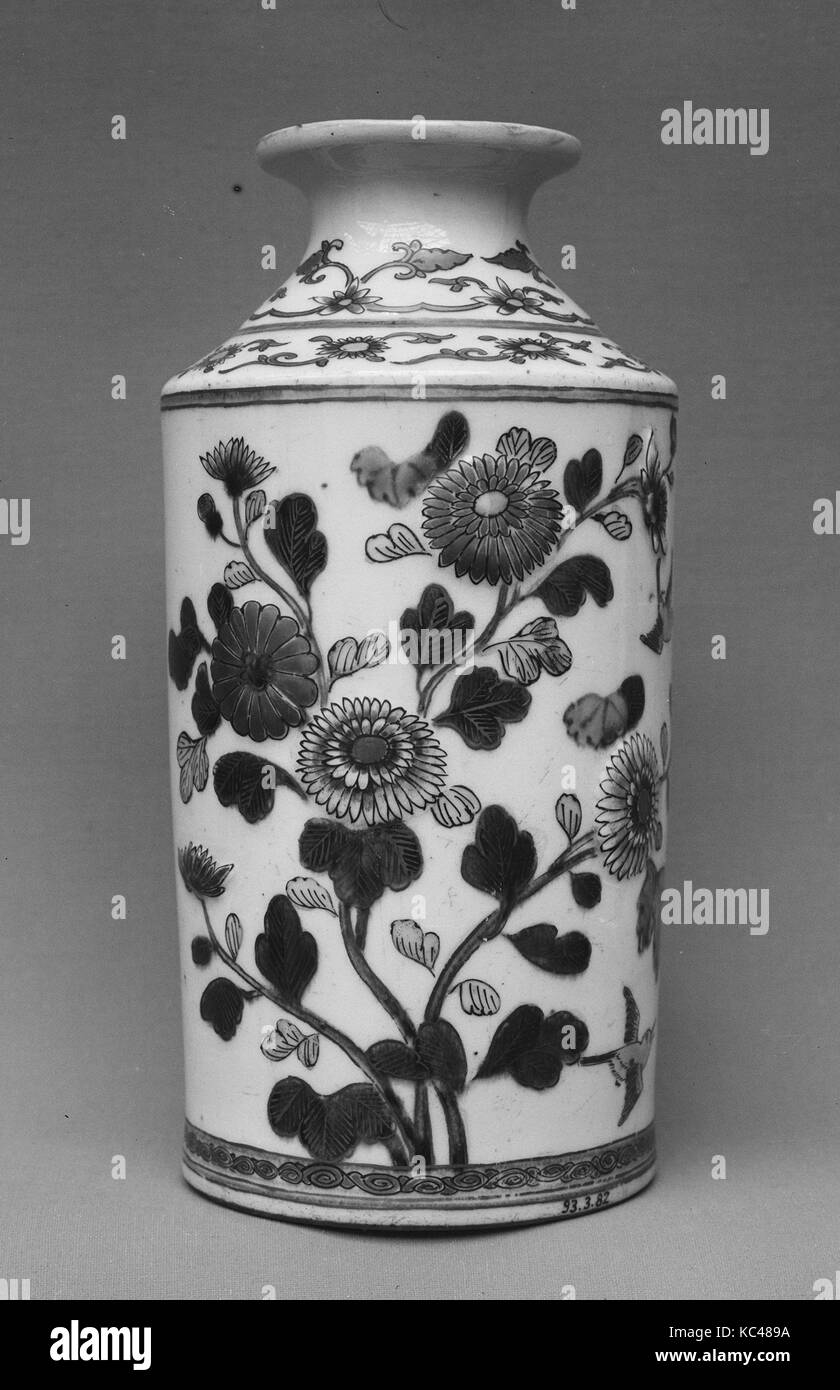 Vaso, periodo Edo (1615-1868), 1700, Giappone, porcellana bianca con slittamento sollievo; decorata in blu sotto lo smalto policromo Foto Stock