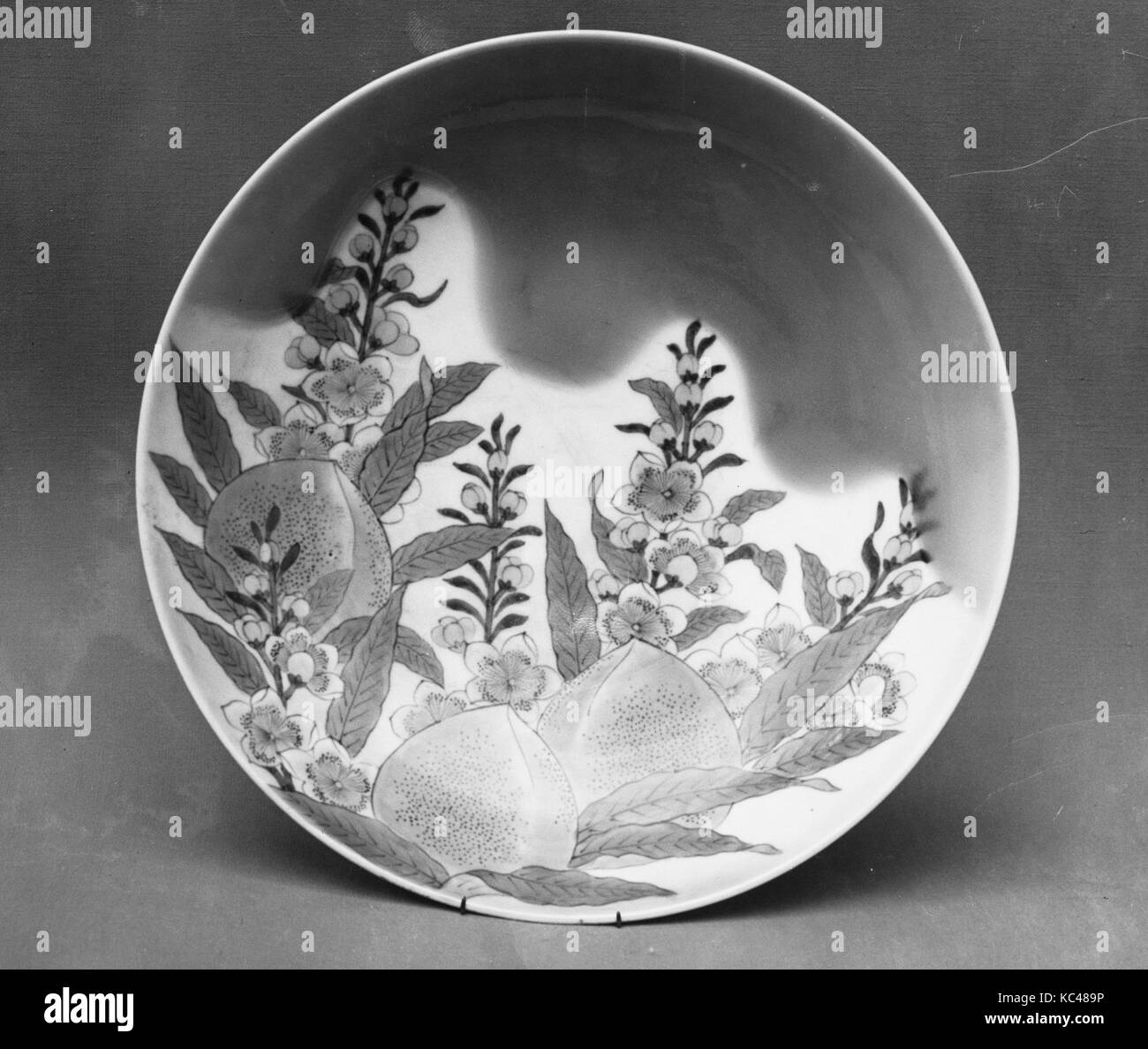 Piatto con le pesche, 青磁染付桃花果実文皿, periodo Edo (1615-1868), XVIII secolo, Giappone, porcellana con smalto celadon e underglaze blu ( Foto Stock