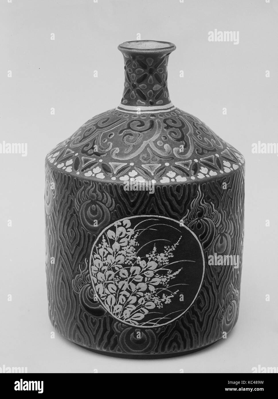 Bottiglia di vino, periodo Edo (1615-1868), 1730, Giappone, argilla, fuori annerita e decorate con smalti colorati che non toccare Foto Stock