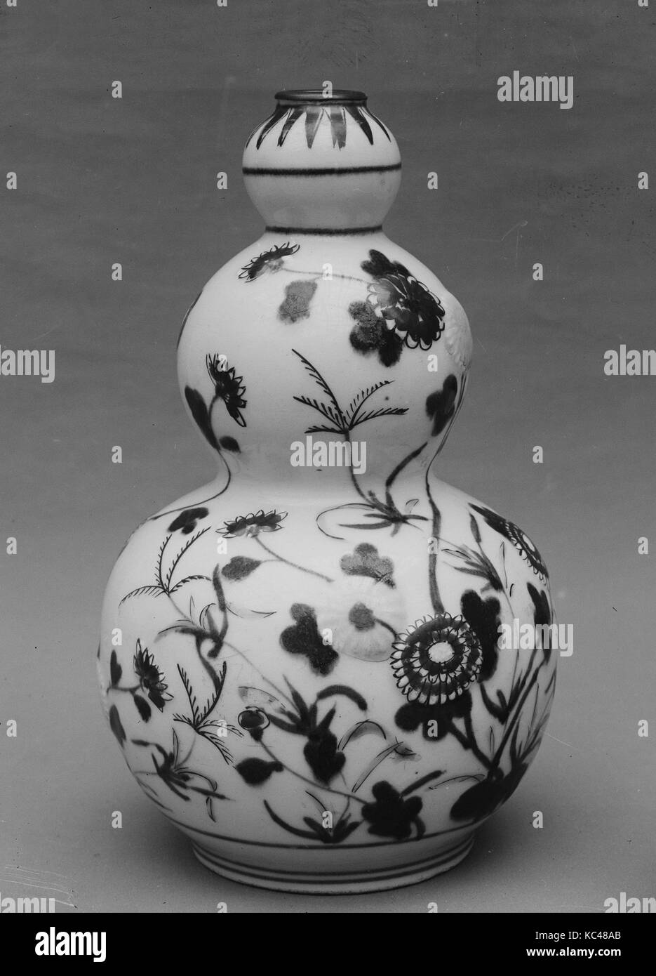 Bottiglia, periodo Edo (1615-1868), 1700, Giappone, porcellana bianca con slittamento sollievo; decorata in blu sotto lo smalto policromo Foto Stock