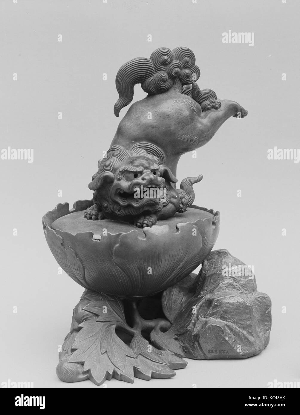 Bruciatore di incenso, 1650, Giappone, argilla con un sottile velo di smalto (Bizen ware), H. 9. (22,9 cm), Ceramica Foto Stock