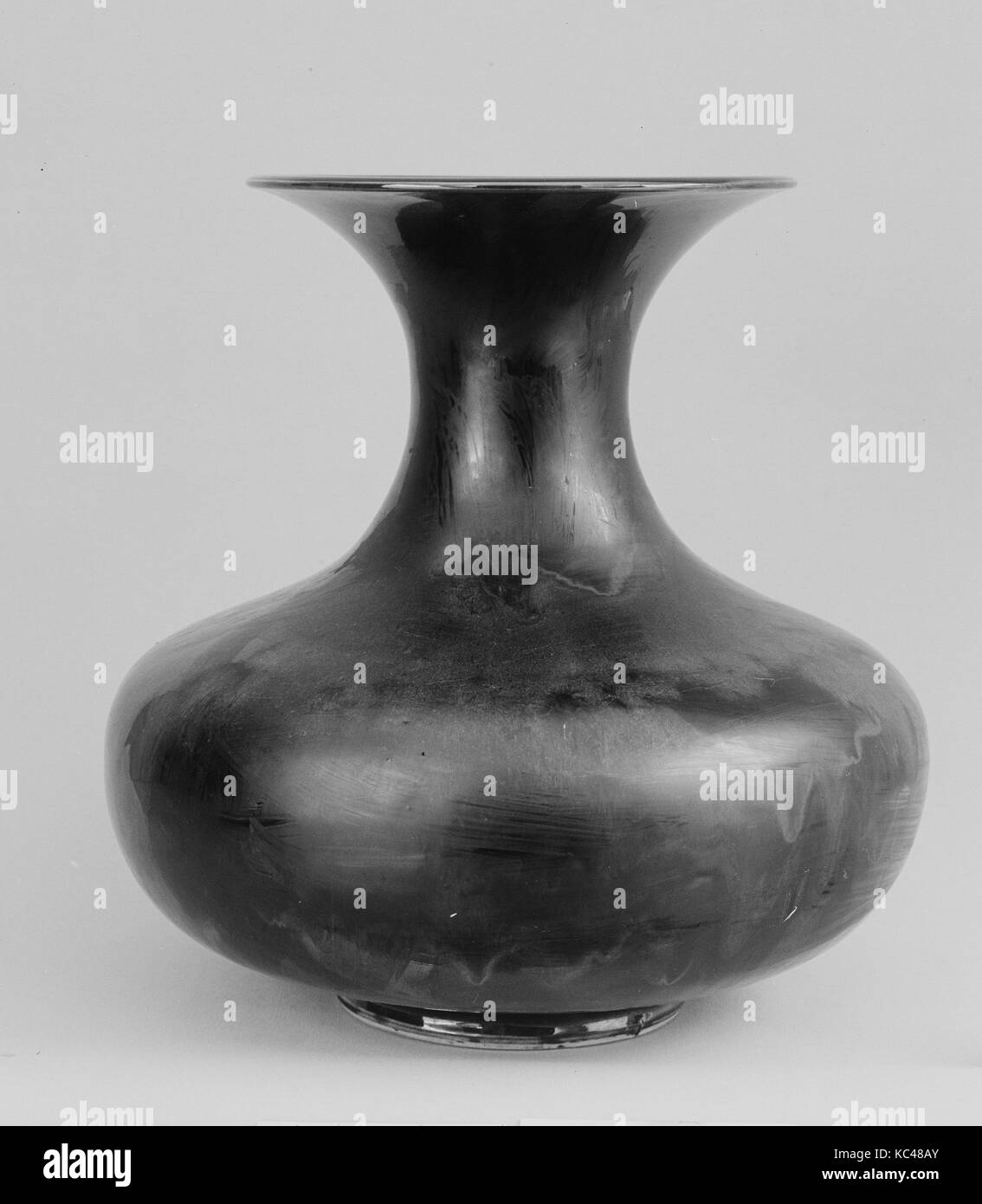 Vaso, secolo XIX, Giappone, porcellana bianca coperta con un mazarine smalto blu (Kyoto ware), H. 11 3/8 in. (28,9 cm); Diam. 11 Foto Stock