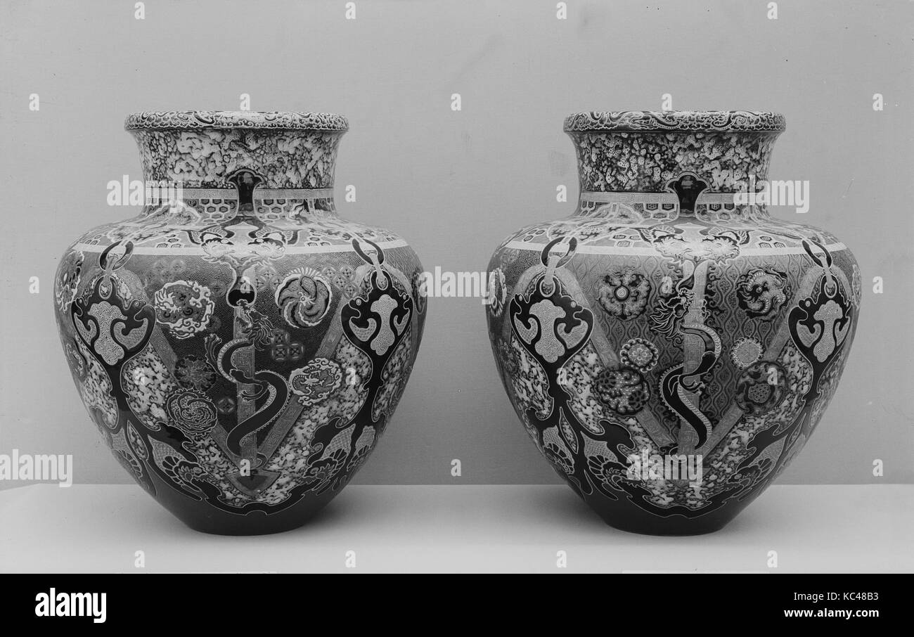 Vaso, secolo XIX, Giappone, argilla decorate con slittamento sotto un velo di smalto trasparente smalti andcolored (Nabeshima ware), H. 18 1/8 in Foto Stock