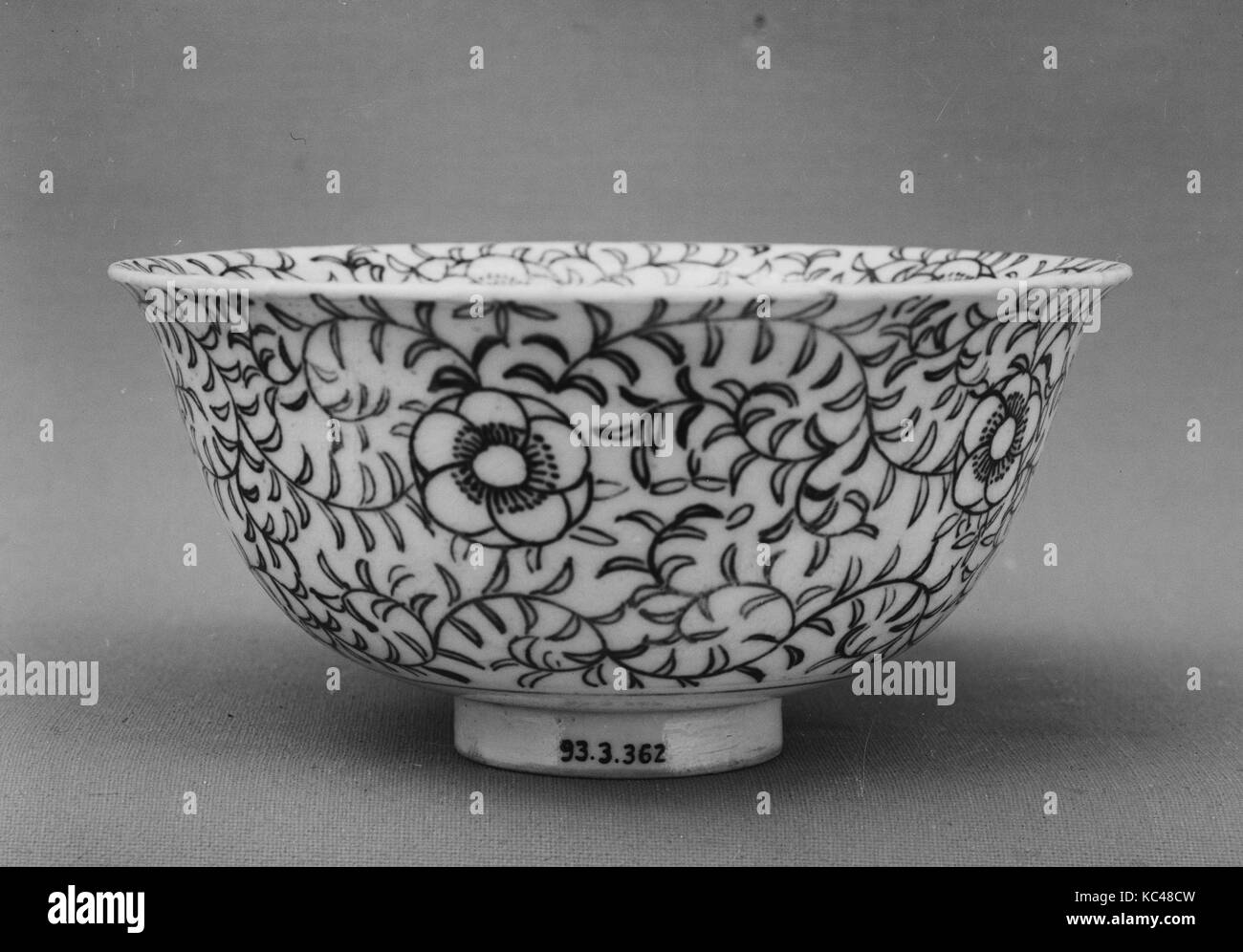 Cup, periodo Edo (1615-1868), 1840, Giappone, bianco porcelaneous ware con un crackled smalto su un design in contorni neri Foto Stock