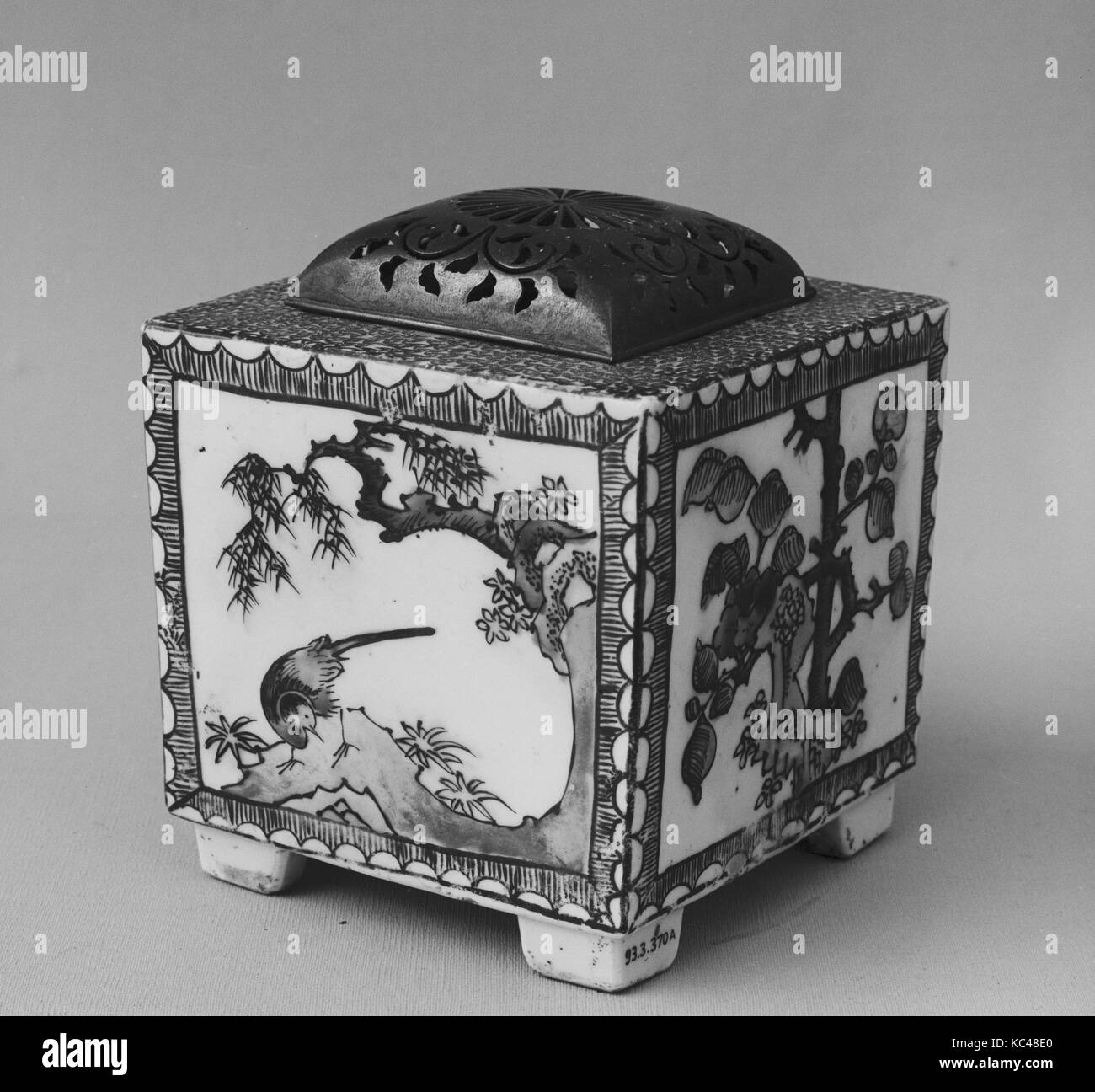 Bruciatore di incenso, periodo Edo (1615-1868), 1700, Giappone, di colore bianco porcellana decorata con rosso sotto lo smalto e smalti policromi Foto Stock