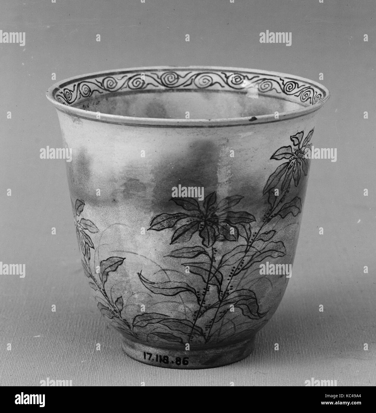 Cup, periodo Edo (1615-1868), ca. 1620, Giappone, argilla sottilmente incapsulate e decorate con smalti (vecchio Awata ware), H. 2 7/8 in. (7.3 Foto Stock