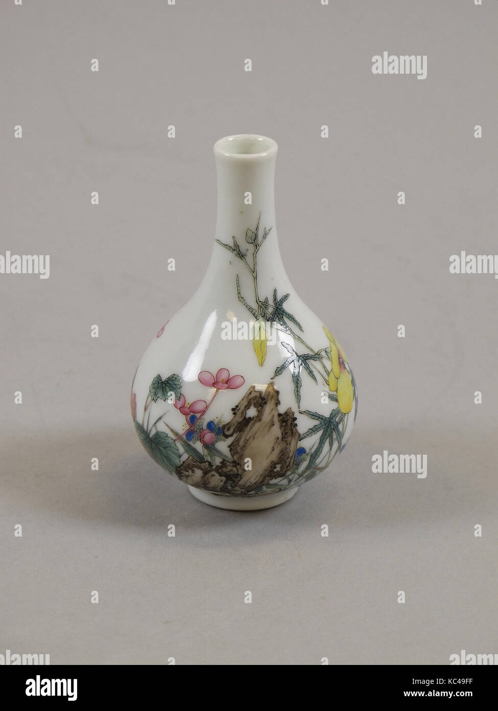 Vaso in miniatura, dinastia Qing (1644-1911), nel Periodo Qianlong (1736-95), Cina, porcellana con smalti policromi Foto Stock