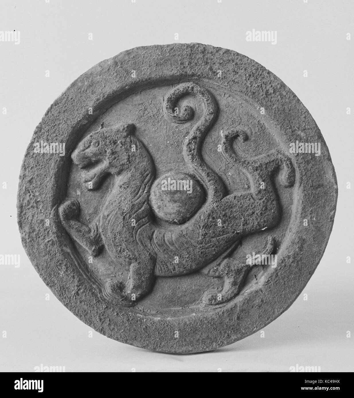 西漢 四神紋瓦當（白虎/朱雀）, TETTO TEGOLA Fine, dinastia Han occidentali (206 A.C.-A.D. 9), la Cina, terraglia, Diam. 7 a. (17,8 cm), Ceramica Foto Stock