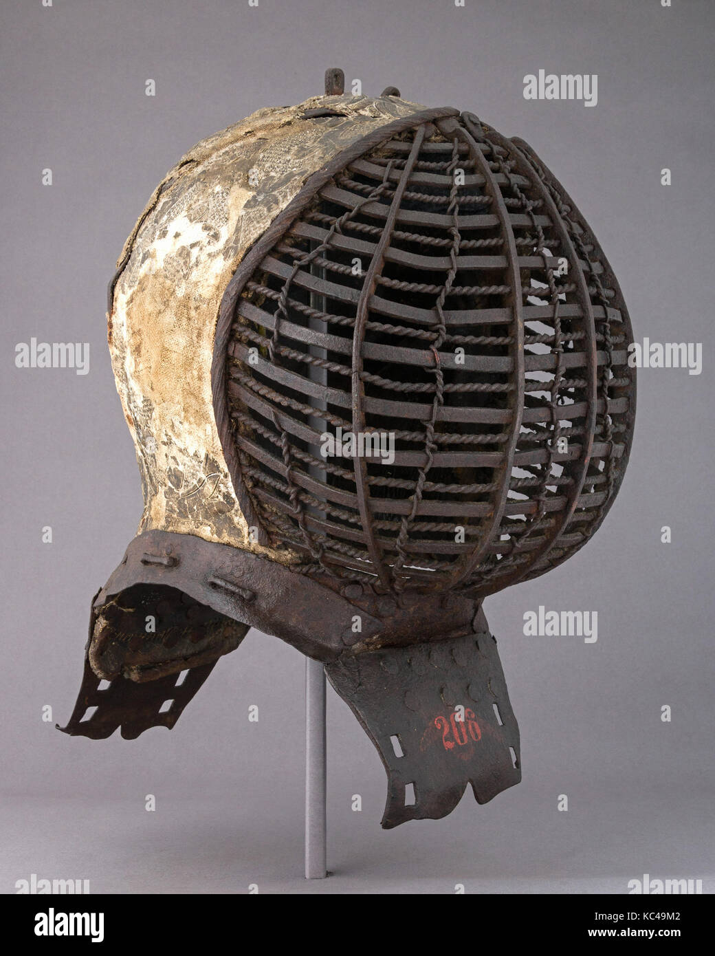 Tournament Helm (Kolbenturnierhelm), 1450-1500, tedesco, acciaio, tessili, cuoio, gesso, policromia, H. 19 5/8 in. (49,8 cm Foto Stock