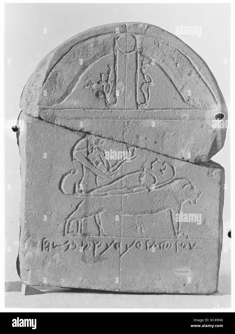 Stele raffigurante Anubis e una mummia su un letto per per Pachom-alal, figlio di Peteharsomtous, A.D. Il primo secolo Foto Stock