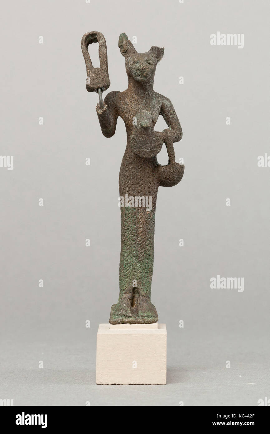 Bastet holding sistrum, periodo tardo-periodo tolemaico, 664-30 A.C., dall'Egitto, metallo rameico, H. 9,7 cm (3 13/16 in.); W. 3.8 Foto Stock