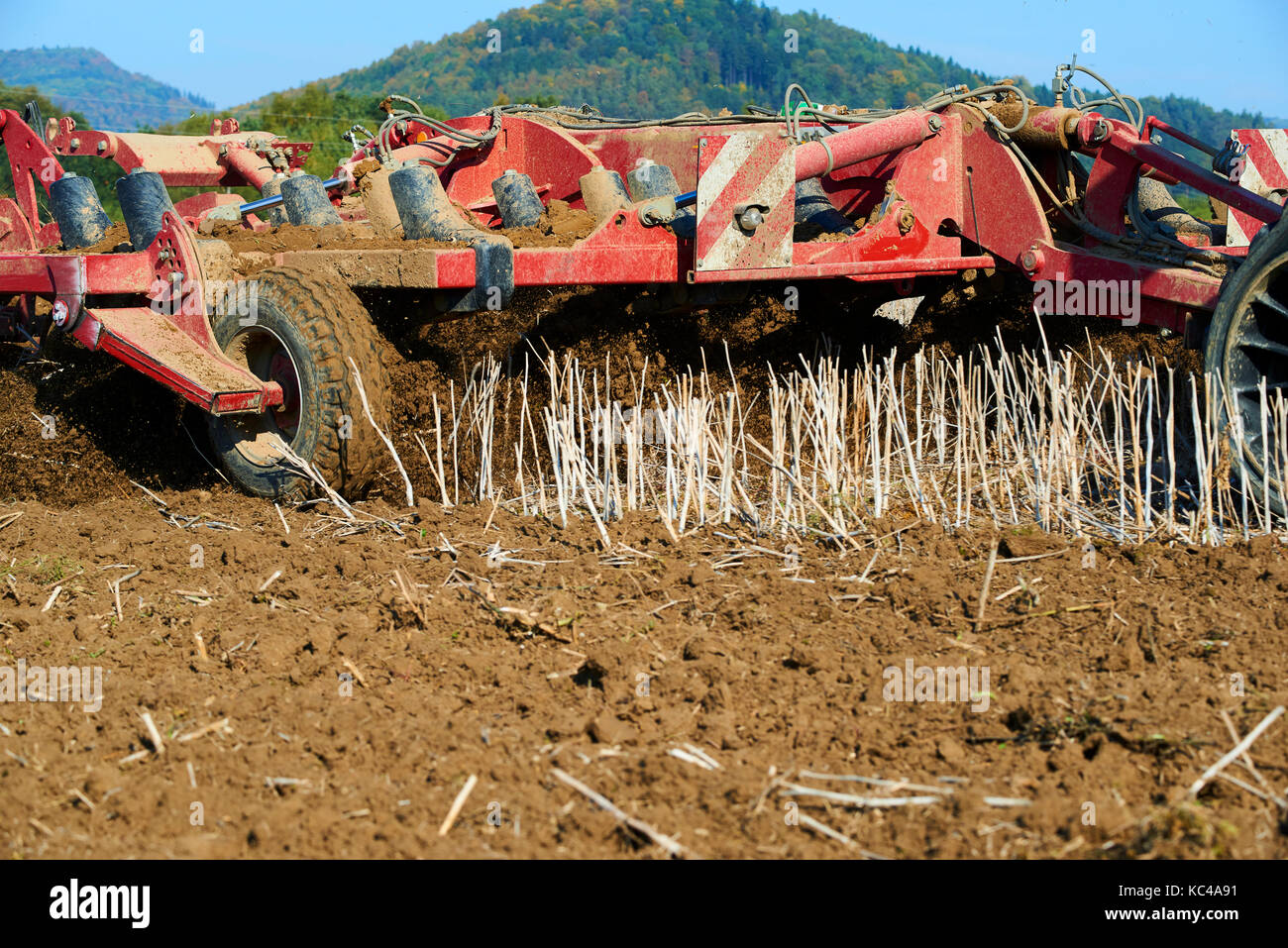 Il lavoro stagionale in un paesaggio agricolo. aratura del trattore sul campo. Foto Stock