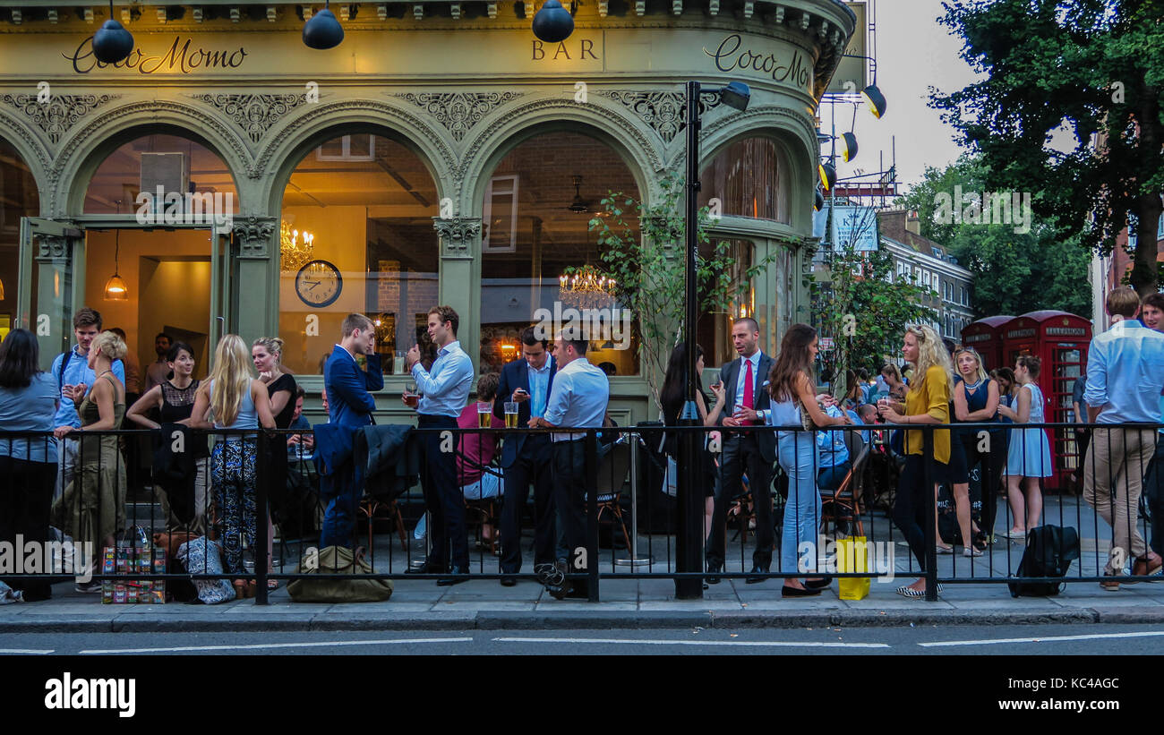 La gente di socializzare e di bere in un pub di Londra in estate Foto Stock