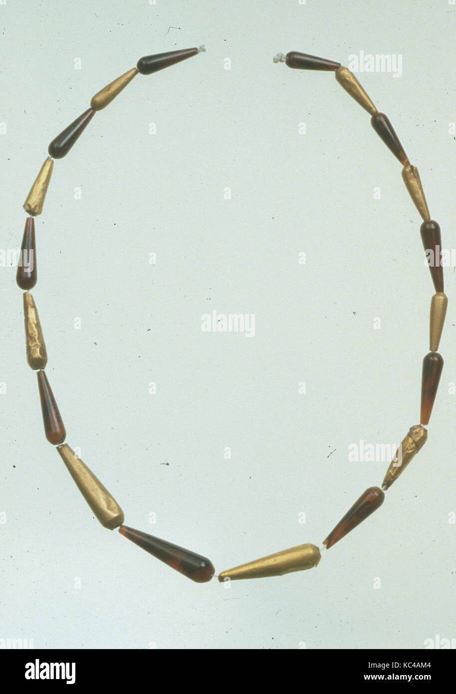 Diciannove goccia perline infilate qui come una collana, ca. 1648-1540 A.C. Foto Stock