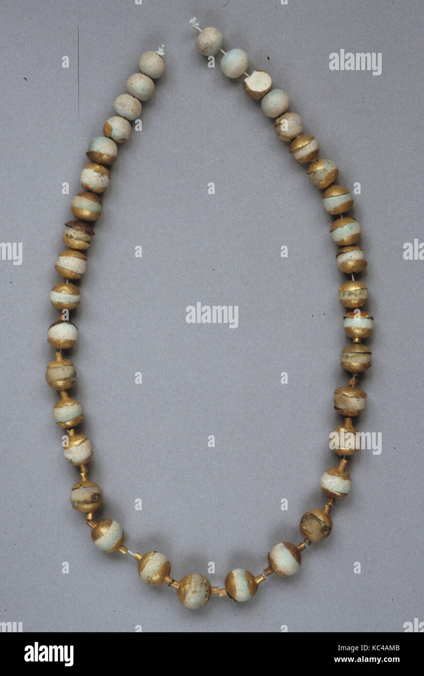 Perle globulari con tappi, strung come una collana, ca. 1648-1540 A.C. Foto Stock