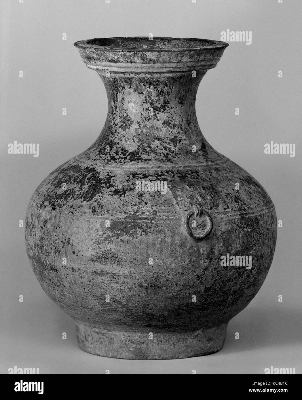 Vaso, dinastia Han (206 A.C.-A.D. 220), la Cina, ceramiche, H. 12 1/2 in. (31,8 cm); Diam. 10 1/2 in. (26,7 cm), Ceramica Foto Stock