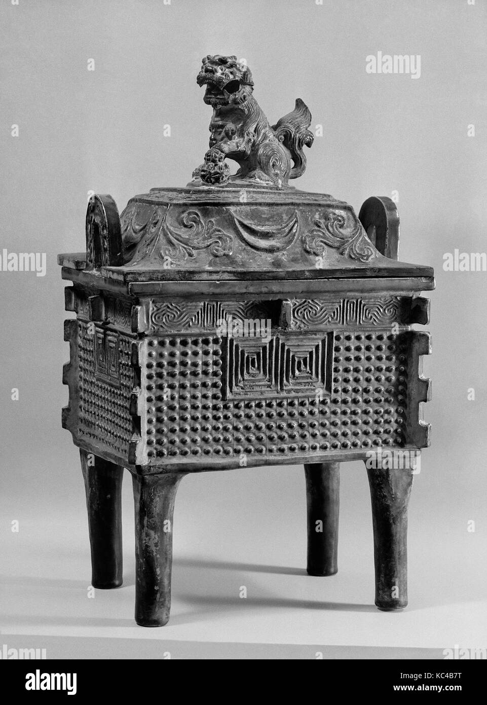 Bruciatore di incenso, dinastia Ming (1368-1644), in Cina, Buff ware con smalto verde, H. 13 3/4 in. (34,9 cm); W. 8 1/4 in. (21 cm), cera Foto Stock