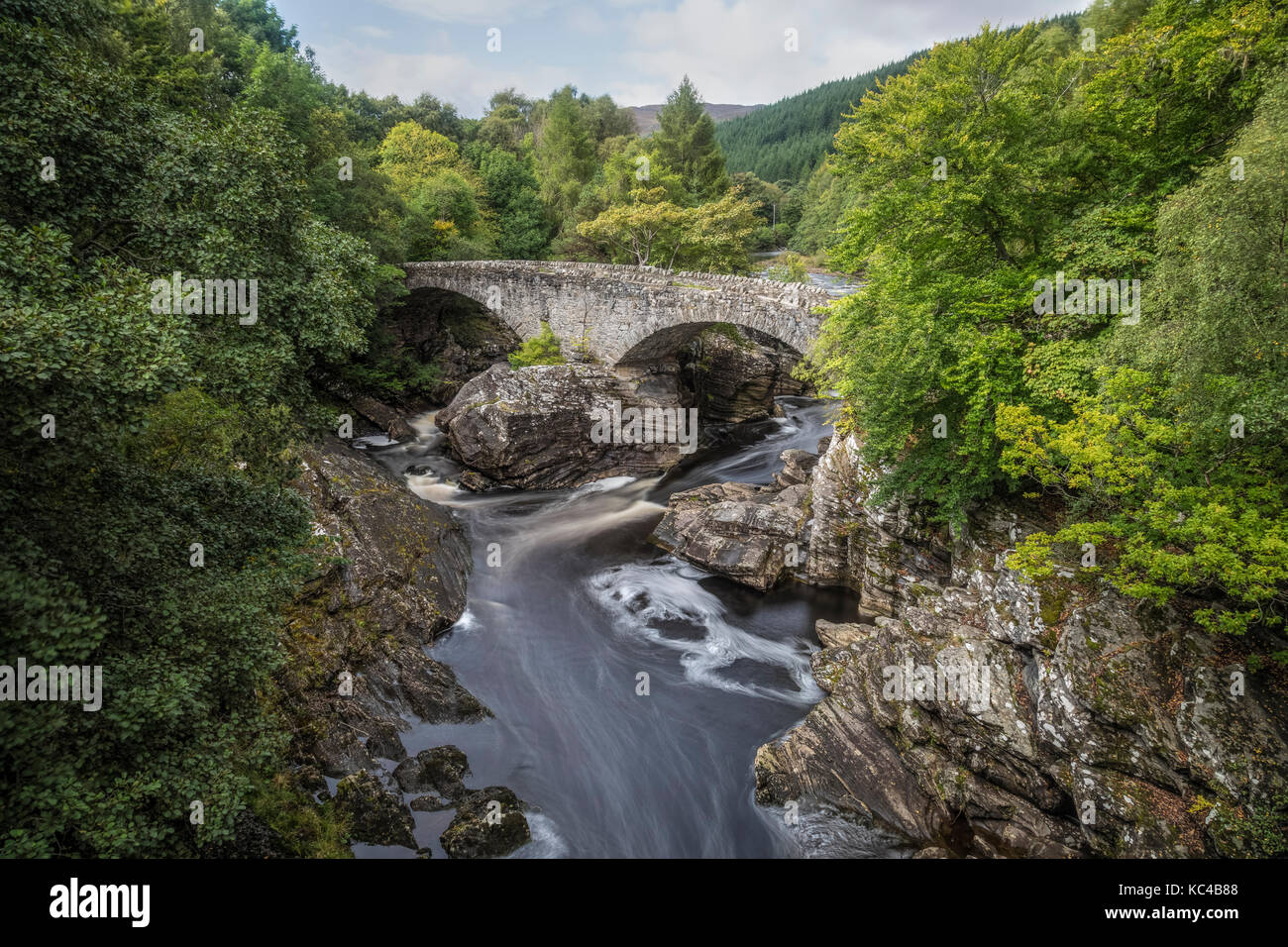 Invermoriston, Thomas Telford Bridge, Moriston Falls, Highlands, Scozia, Regno Unito Foto Stock