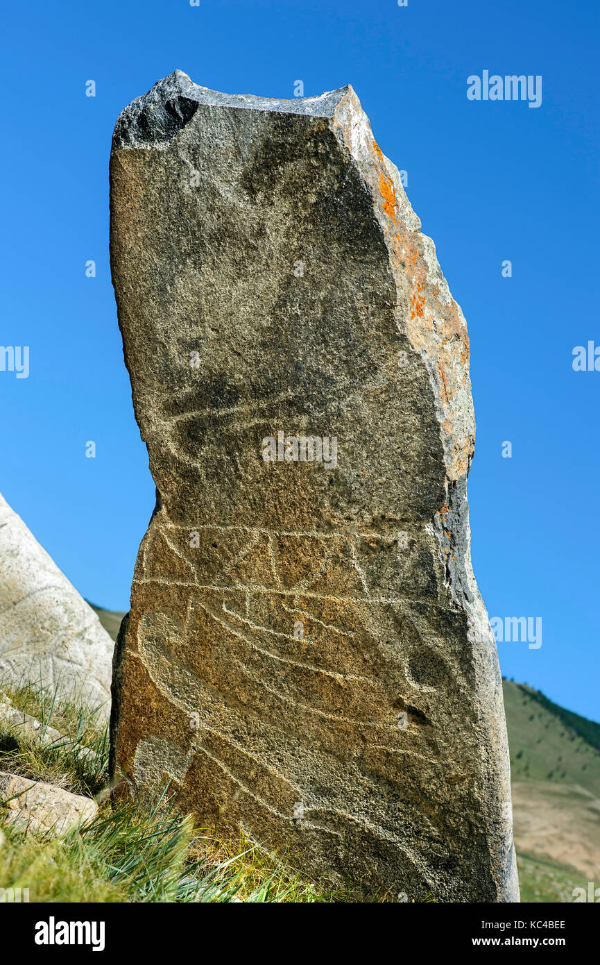 Vista in dettaglio di una antica civiltà megalitica chiamato pietra cervi risalenti alla tarda età del bronzo, oggetto contrassegnato per la rimozione definitiva per un guerriero skyth, Khangai Nuruu, Mongolia Foto Stock