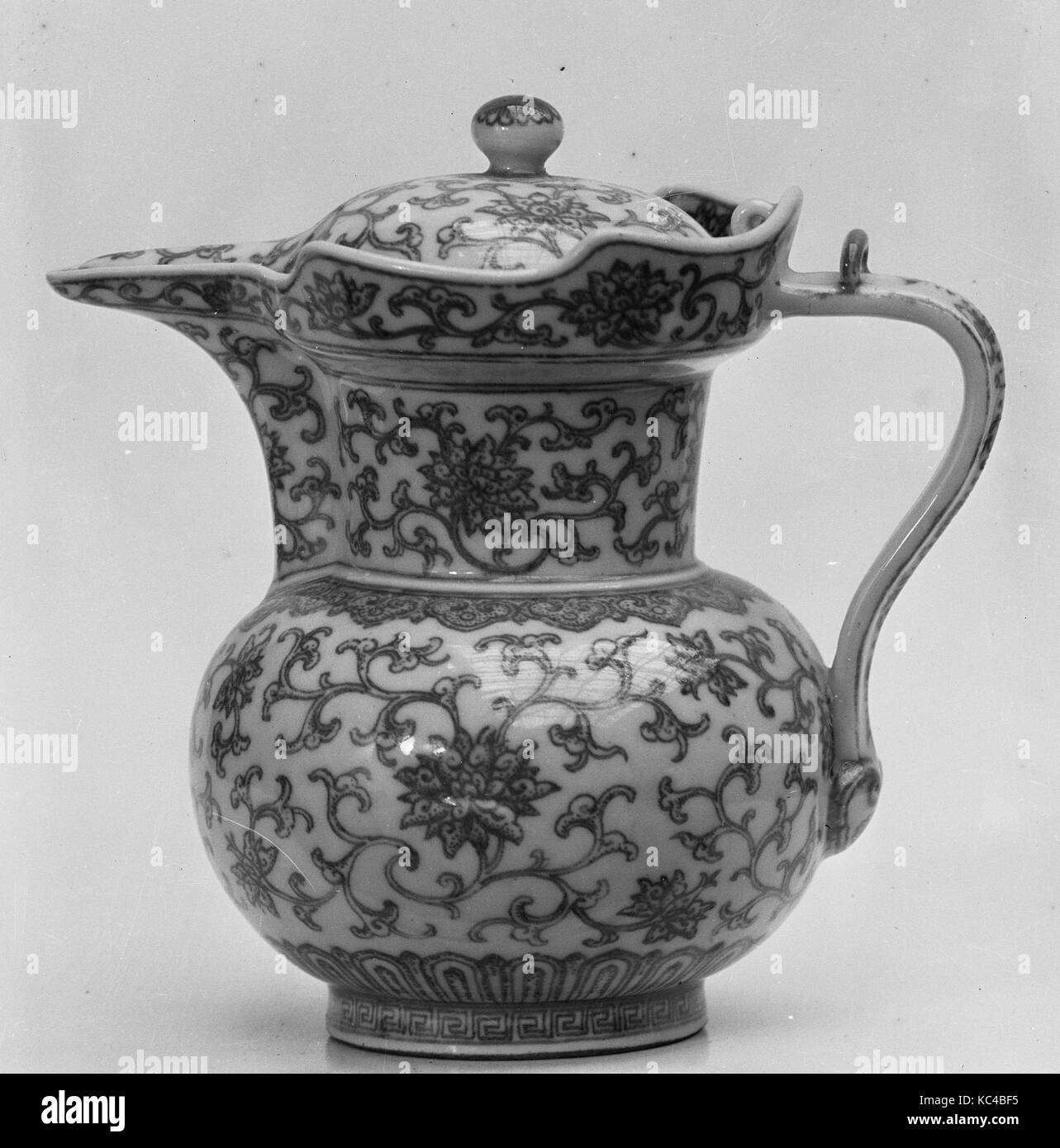 Ewer in forma di monaco tibetano il cappuccio, metà del XVIII secolo Foto Stock