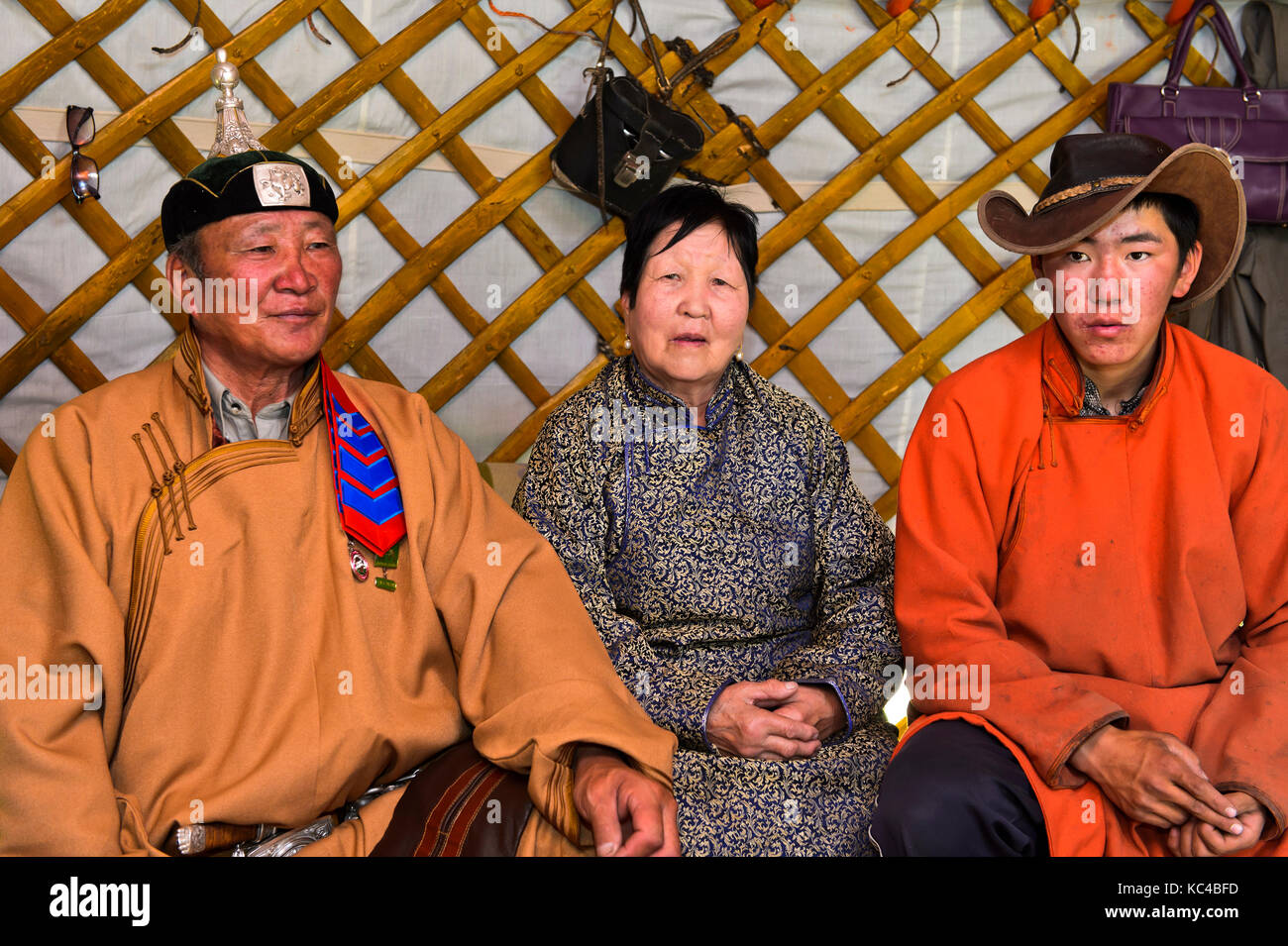 A casa di pastori Mongoli, padre, madre e figlio in un tradizionale yurt, erdenet regione, Mongolia Foto Stock