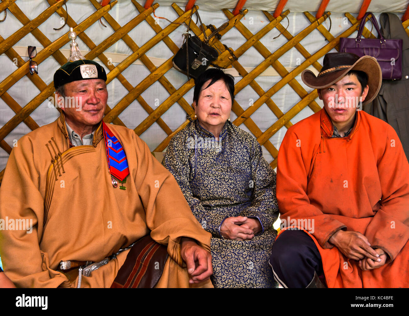 A casa di pastori Mongoli, padre, madre e figlio in un tradizionale yurt, erdenet regione, Mongolia Foto Stock
