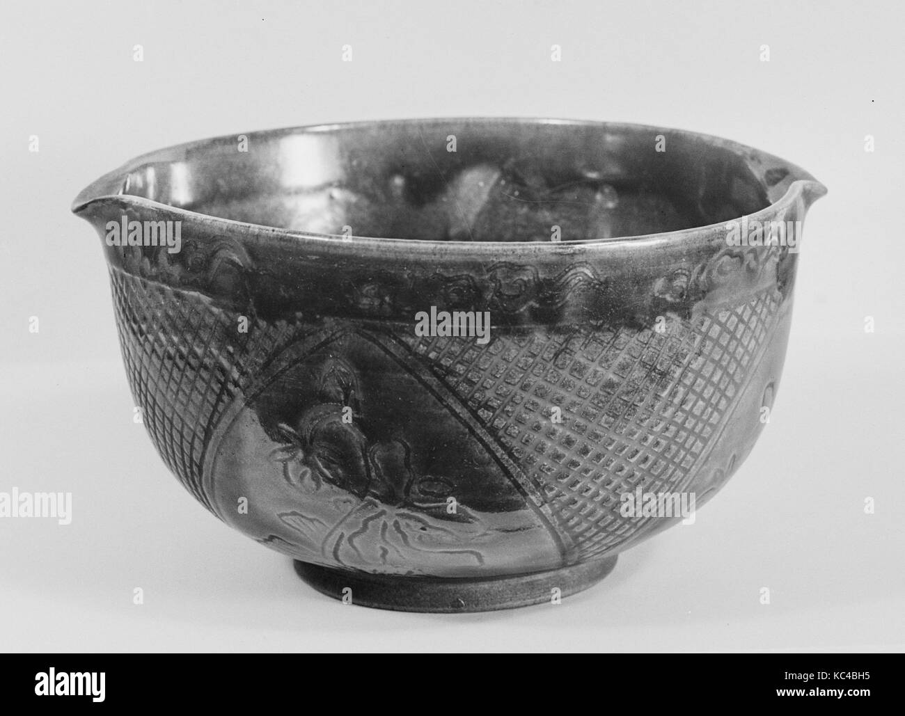 Ciotola, secolo XIX, Giappone, argilla incisa con il design sotto smalto marrone; piede; non smaltate (Banko ware), H. 4. (10,2 cm); Diam. 7 Foto Stock