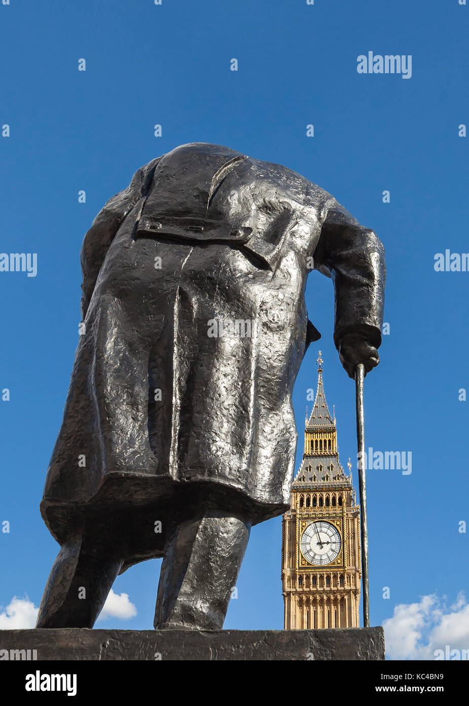 Statua di Sir Winston Churchill, con 'Big Ben'. Foto Stock