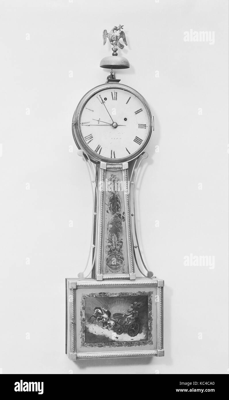 Orologio banjo, ca. 1825, realizzata a Boston, Massachusetts, Stati Uniti, americano, mogano, gesso dorato, eglomise compresse, bianco Foto Stock