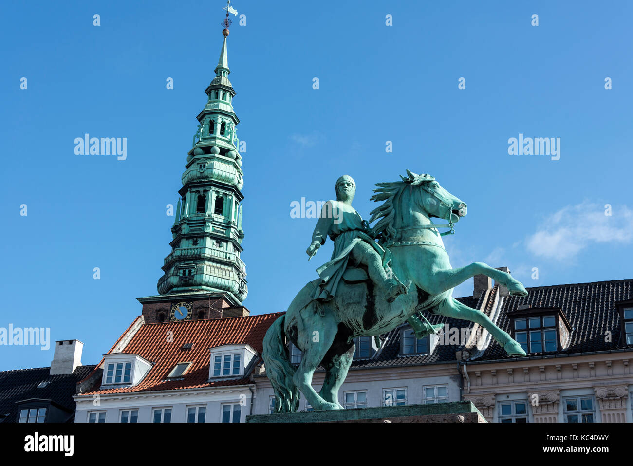 La statua equestre del vescovo Absalon (1128 - 21 marzo 1201) su hojbro plads a Copenhagen, in Danimarca. la statua è stata svelata nel 1902 per contrassegnare il Foto Stock